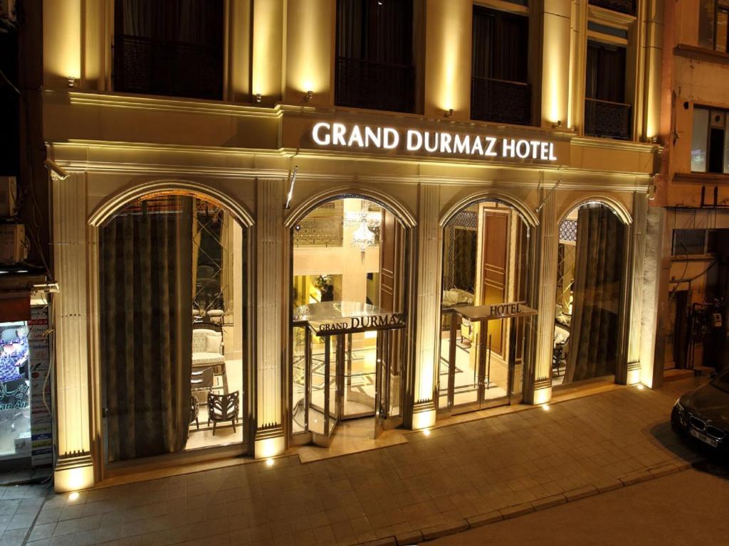 Un gran hotel Duniya con sus puertas abiertas por la noche en Grand Durmaz Hotel, en Estambul