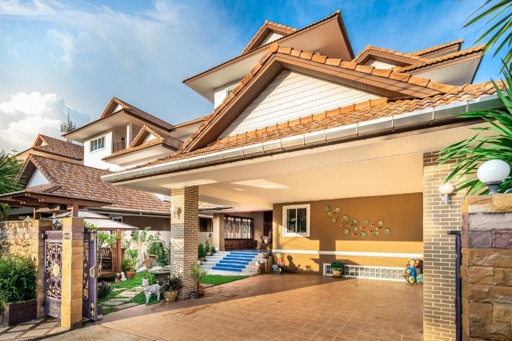 obraz domu z dachem w obiekcie Phuket Pool Villa Sea view at town w Phuket