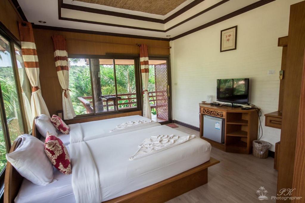 Postel nebo postele na pokoji v ubytování Suanya Kohkood Resort and Spa