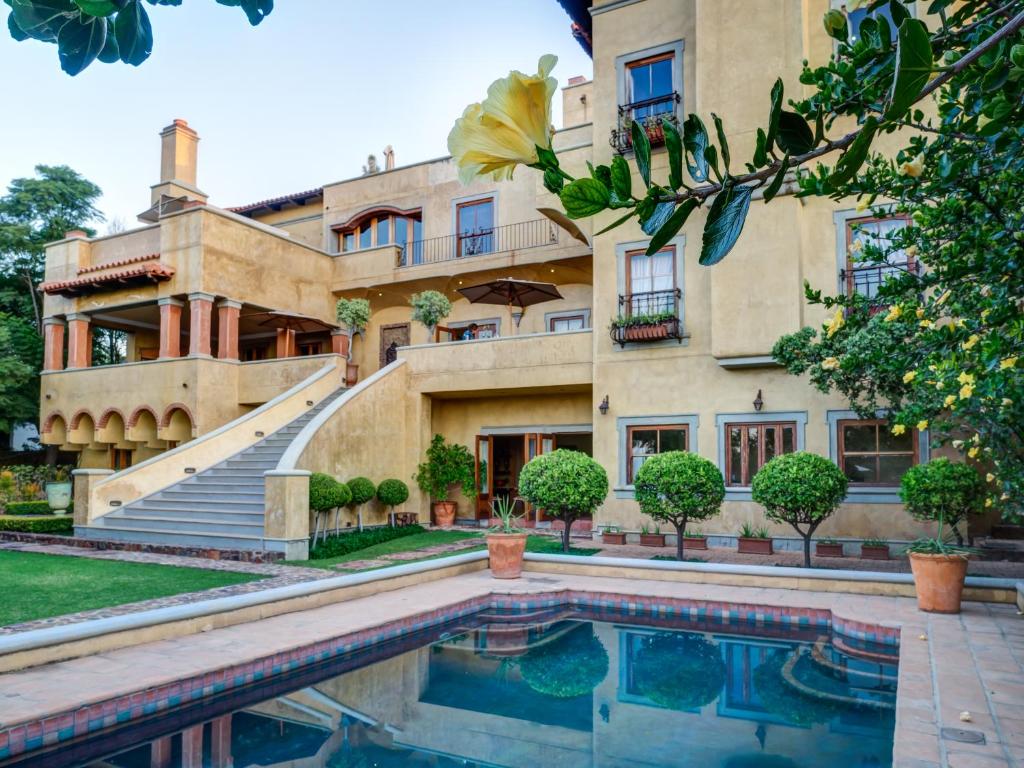 una finca con piscina frente a un edificio en Castello Di Monte en Pretoria