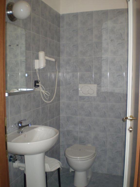 Koupelna v ubytování Albergo Posta