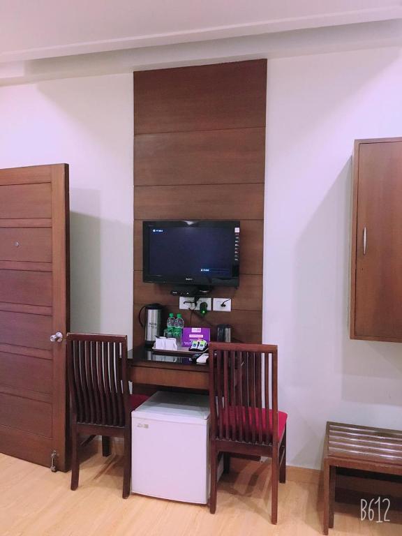 TV a/nebo společenská místnost v ubytování Hotel Dasaprakash