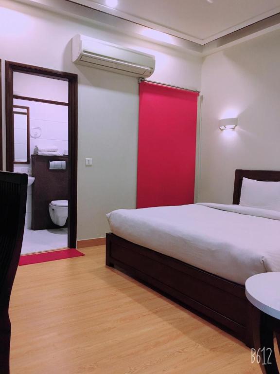 Postel nebo postele na pokoji v ubytování Hotel Dasaprakash