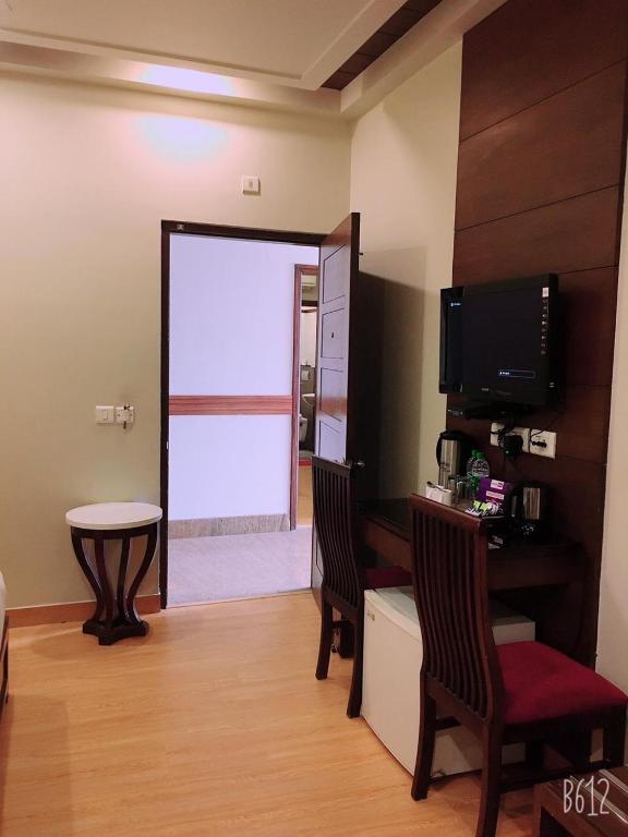 TV a/nebo společenská místnost v ubytování Hotel Dasaprakash