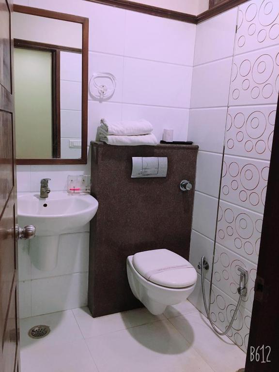 Koupelna v ubytování Hotel Dasaprakash