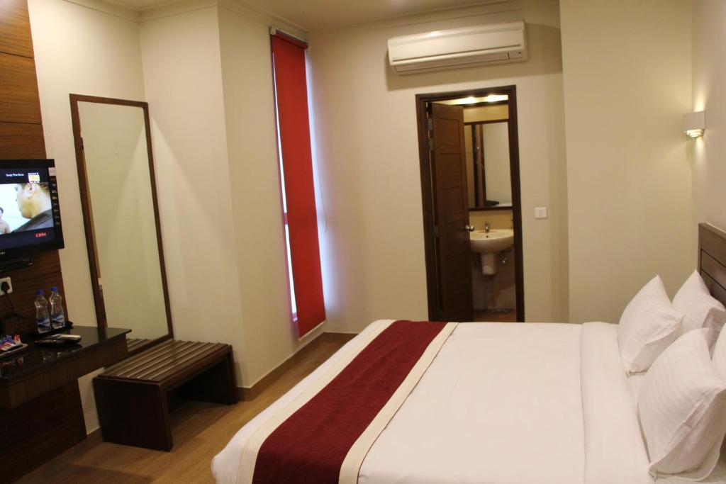 Postel nebo postele na pokoji v ubytování Hotel Dasaprakash