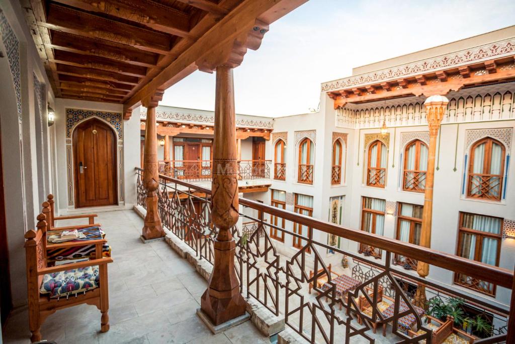 un balcone di un edificio con ringhiera in legno di Boutique DEVON a Bukhara