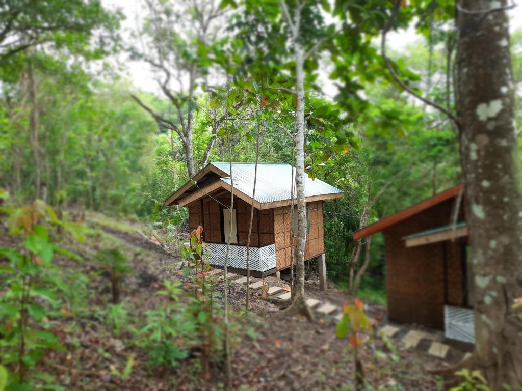 ein kleines Gebäude inmitten eines Waldes in der Unterkunft home stay rizalina in Batuan
