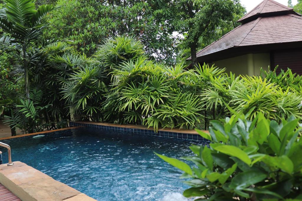 Bazén v ubytování Seaview Resort Khao Lak - SHA Plus nebo v jeho okolí