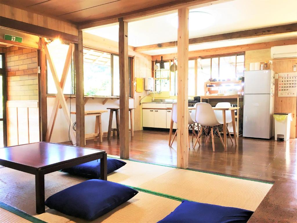 Kuchyň nebo kuchyňský kout v ubytování 奄美ゲストハウス HUB a nice INN