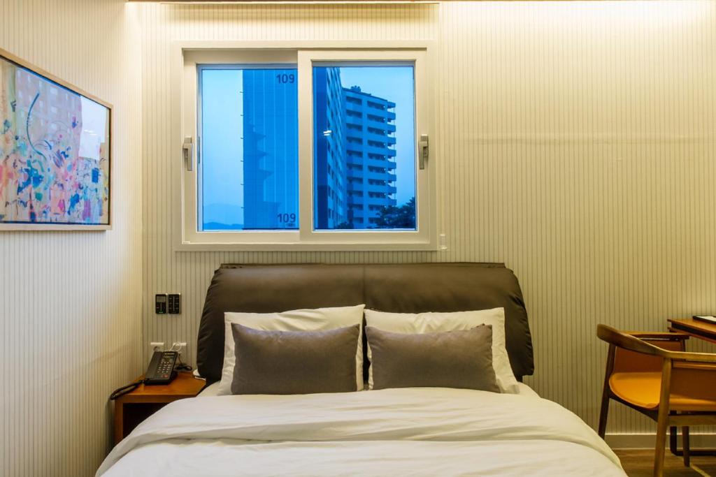 Postel nebo postele na pokoji v ubytování Brown Dot Hotel Gyeongju
