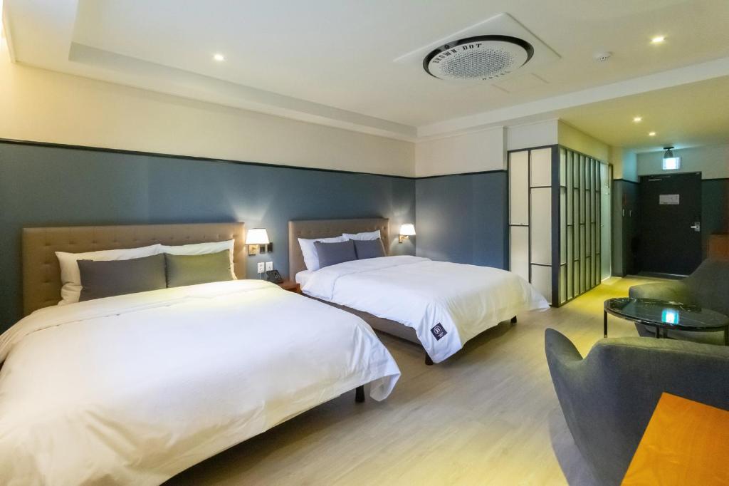 Postel nebo postele na pokoji v ubytování Brown Dot Hotel Gyeongju