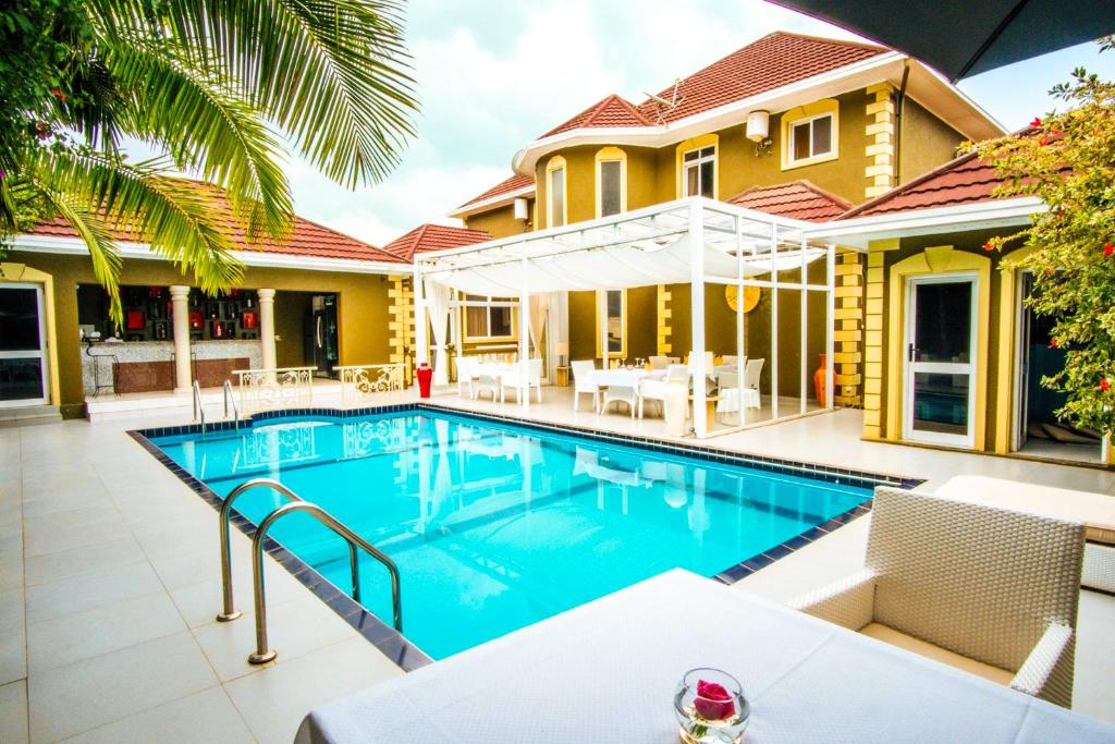 吉佳利的住宿－Amata n'Ubuki Boutique Hotel，一座房子后院的游泳池