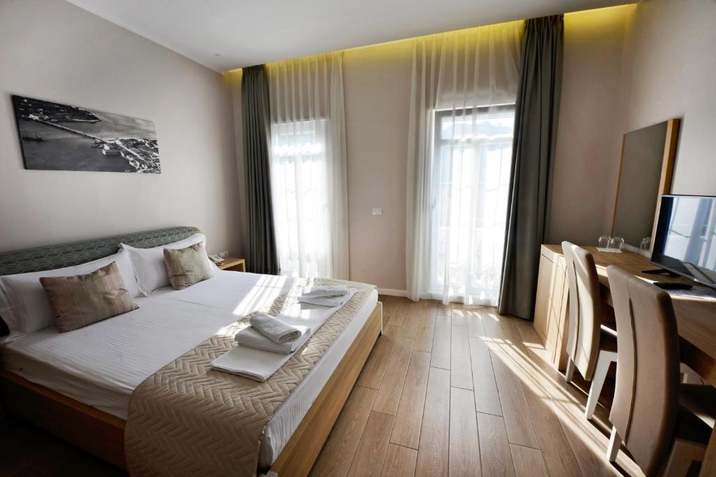 TV a/nebo společenská místnost v ubytování Alis Hotel