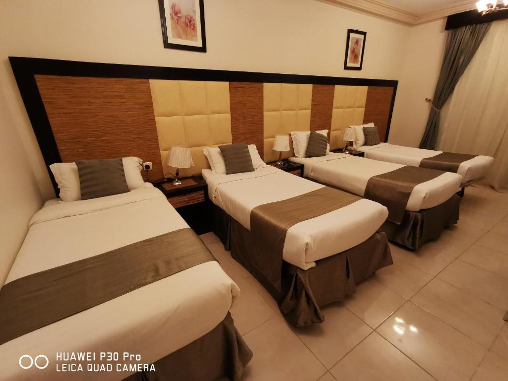 Postel nebo postele na pokoji v ubytování ديار المشاعر الهداية الفندقية Diyaralmashaer Al-Hadiyah Hotel