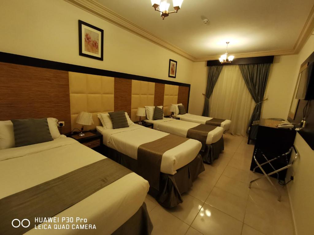Postel nebo postele na pokoji v ubytování ديار المشاعر الهداية الفندقية Diyaralmashaer Al-Hadiyah Hotel