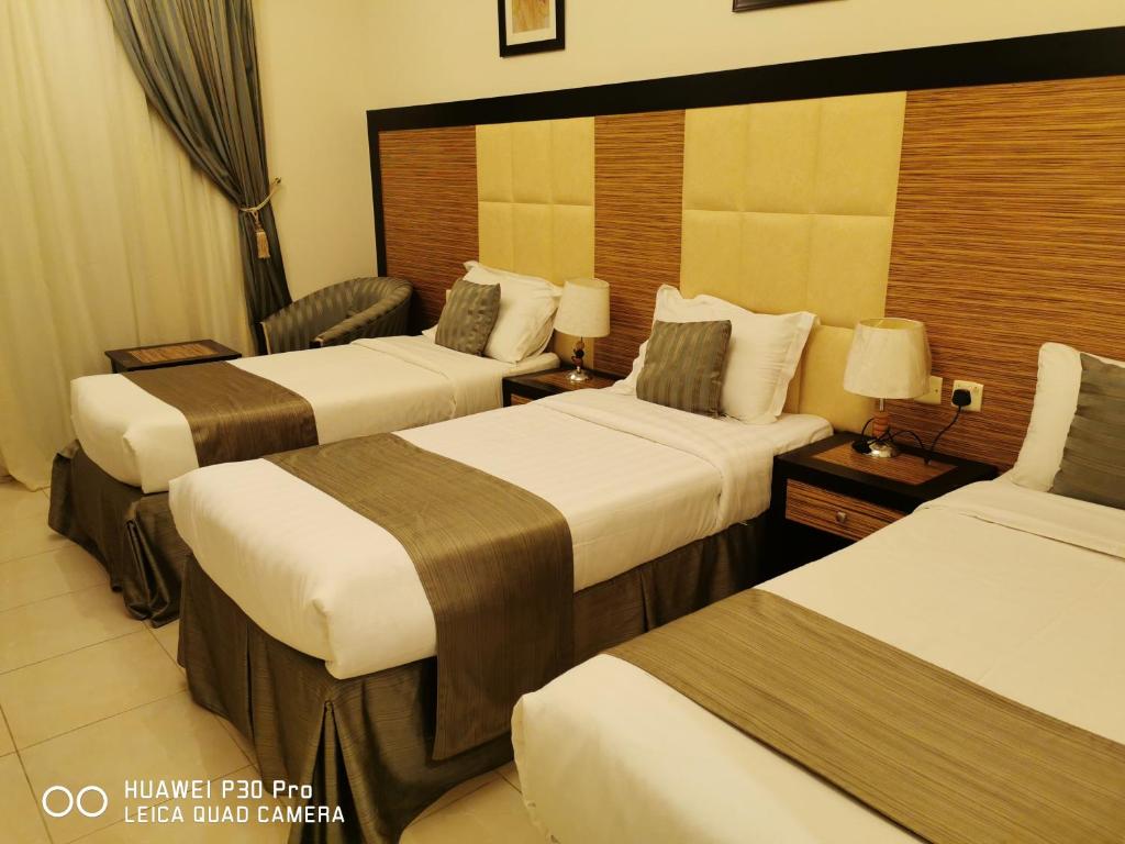 Postel nebo postele na pokoji v ubytování ديار المشاعر الهداية الفندقية Diyaralmashaer Al-Hadiyah Hotel