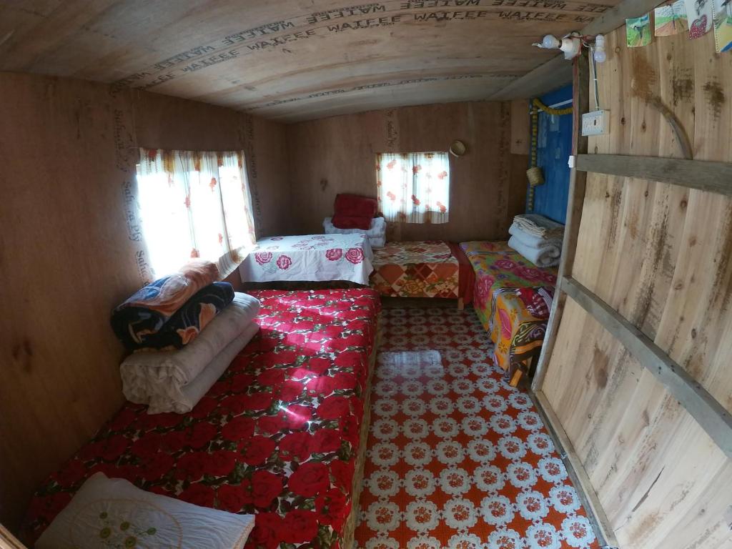 een woonkamer in een treinwagon bij Chintapu Homestay In Ilam, Eastern Nepal in Ilām