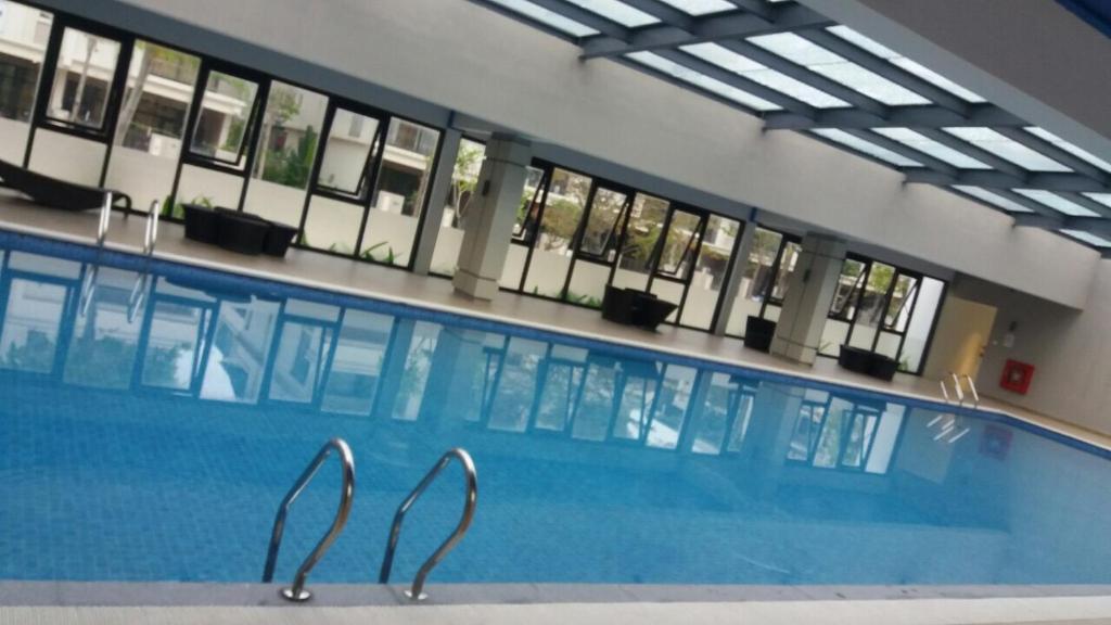 Het zwembad bij of vlak bij Ha Long Annie Luxury Art House - 3 BR serviced apartment