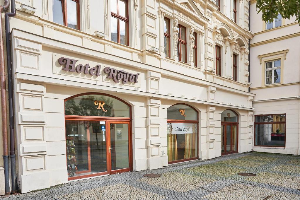 un edificio con un cartel de aprobación del hotel en Hotel Royal, en Chomutov