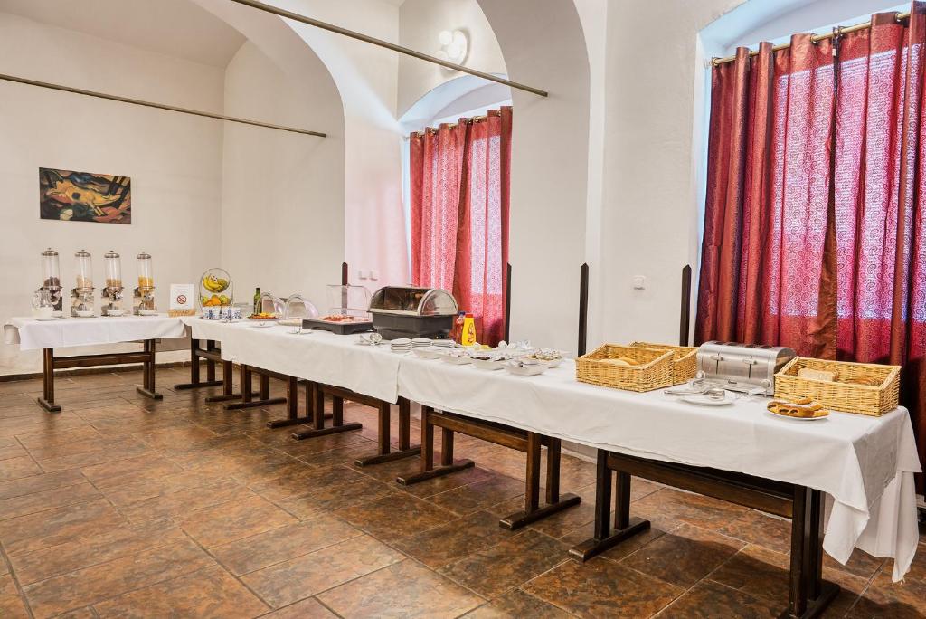 Comida en o cerca de este hotel