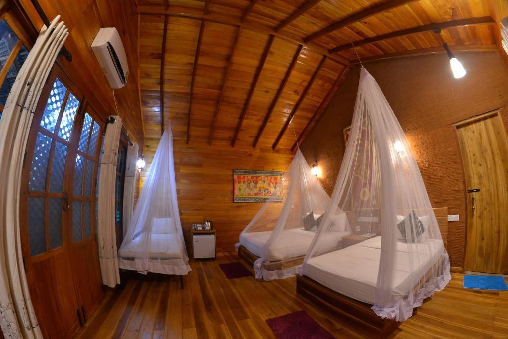 Postel nebo postele na pokoji v ubytování Habarana Tree house Mutu village