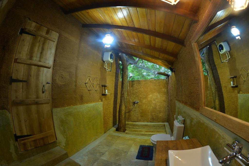 Koupelna v ubytování Habarana Tree house Mutu village