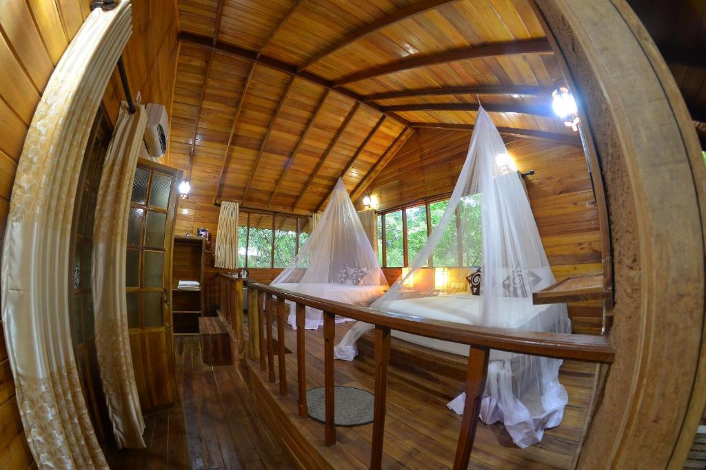 Postel nebo postele na pokoji v ubytování Habarana Tree house Mutu village