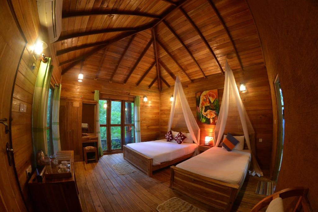 Postel nebo postele na pokoji v ubytování Habarana Tree house Mutu village
