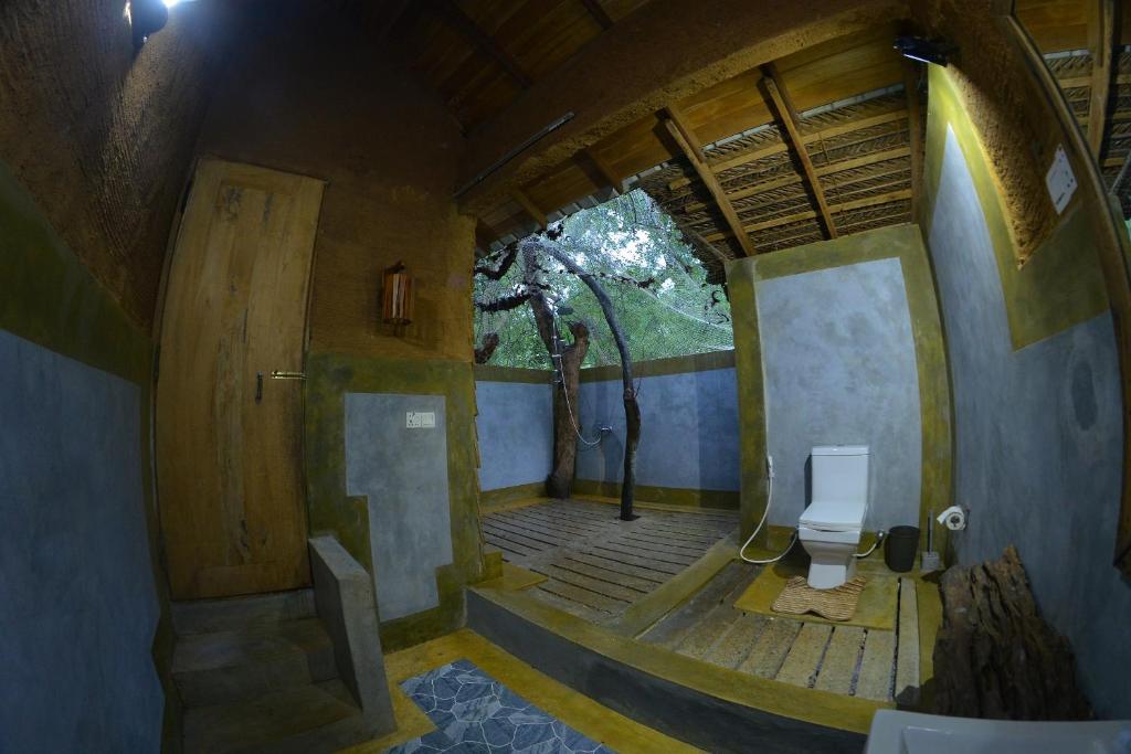 Koupelna v ubytování Habarana Tree house Mutu village