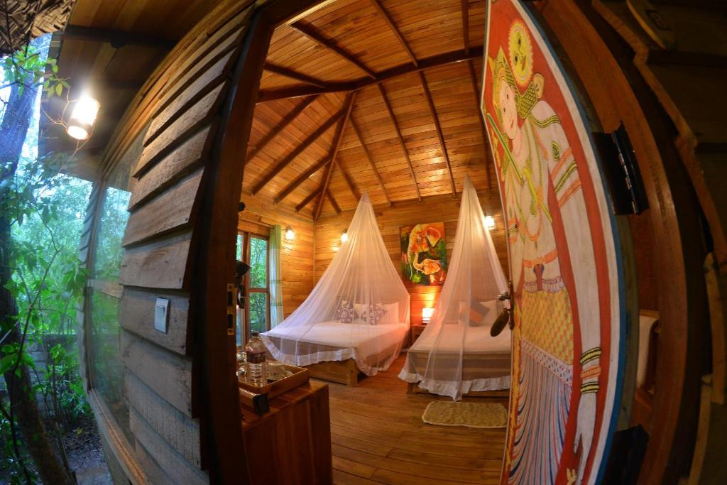 Postel nebo postele na pokoji v ubytování Habarana Tree house Mutu village