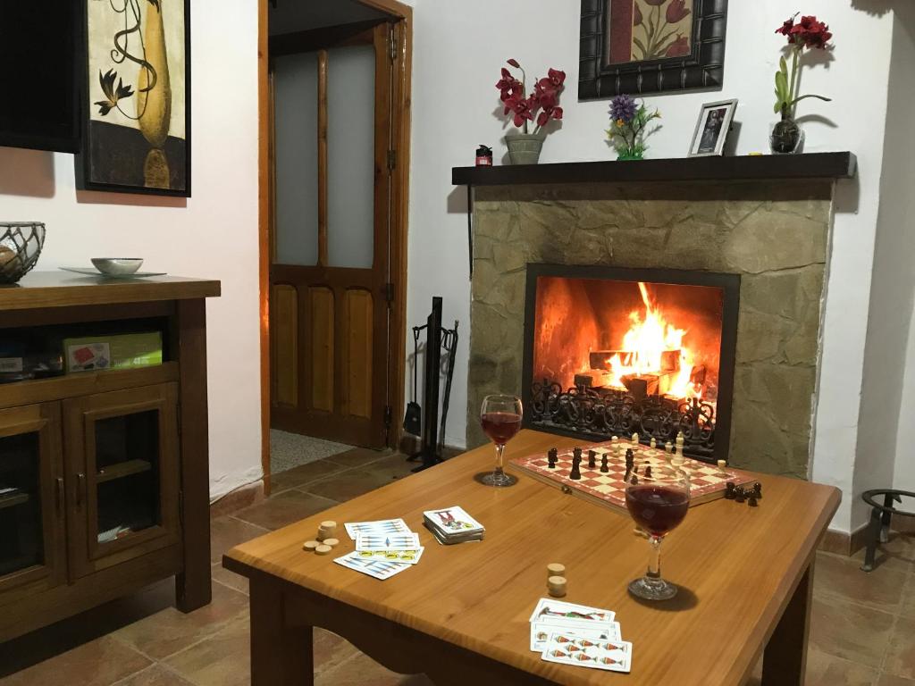 塞特尼的住宿－Finca La Rosalía，一间设有棋盘和两杯葡萄酒的房间