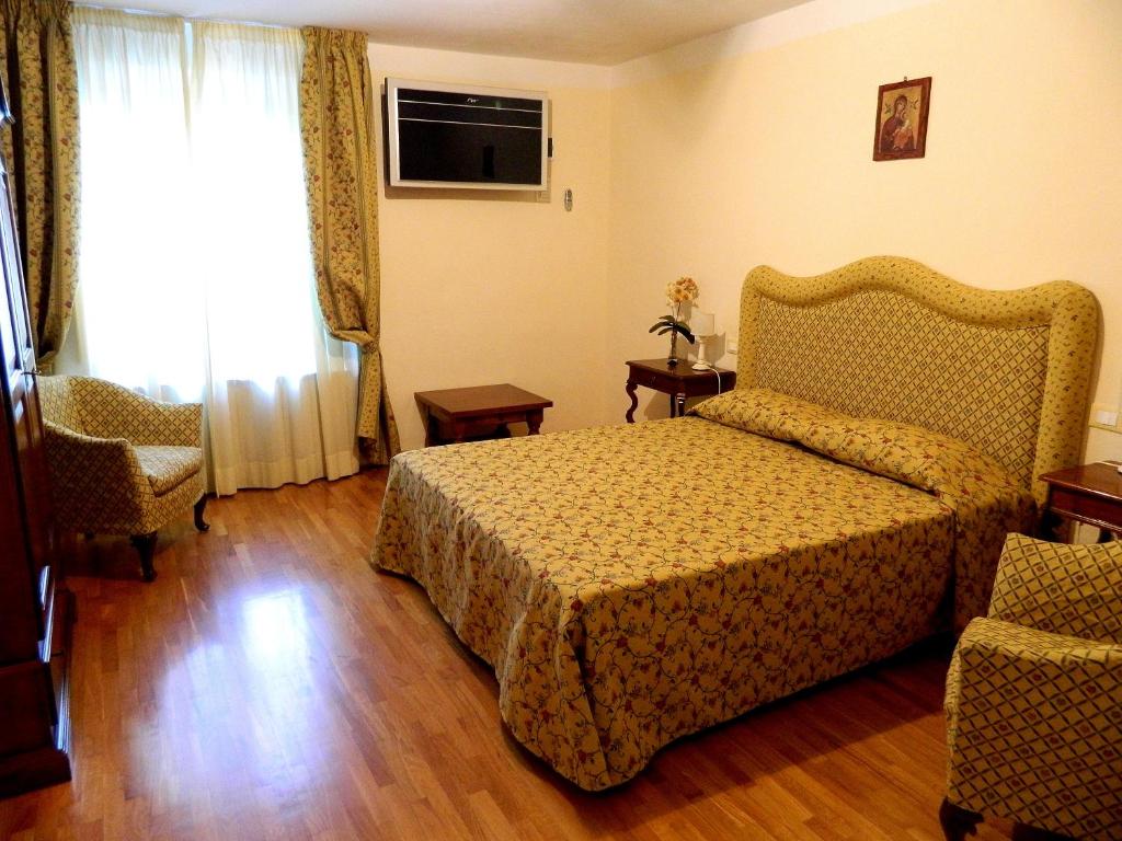 Ένα ή περισσότερα κρεβάτια σε δωμάτιο στο Il Campanile B&B