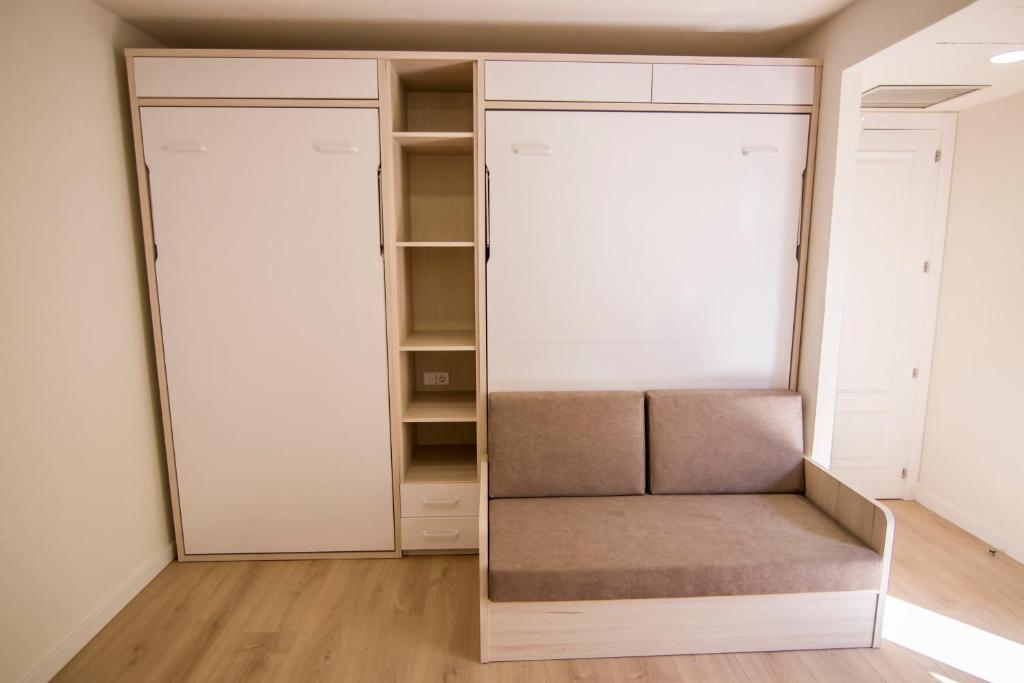 Apartamentos Plaza de Santiago - Estudios Turisticos - 1 LLAVE - Estudio Del ático De Dos Camas Con Terraza