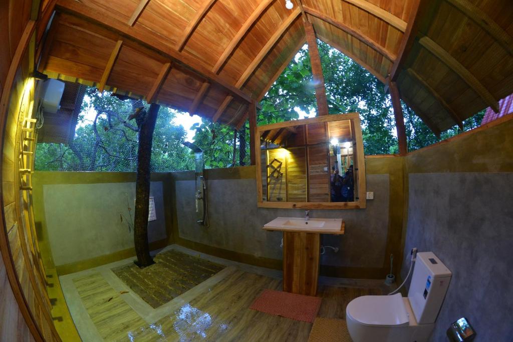 Koupelna v ubytování Habarana Tree house Mutu village