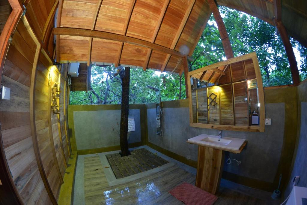 Koupelna v ubytování Habarana Tree house Mutu village