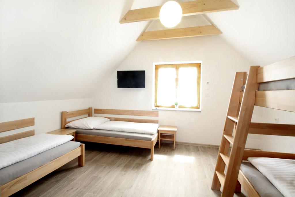 Postel nebo postele na pokoji v ubytování Sklep s penzionem Kozojídky