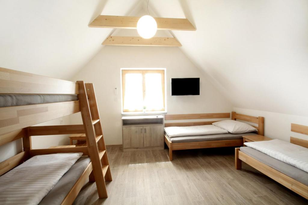 Postel nebo postele na pokoji v ubytování Sklep s penzionem Kozojídky