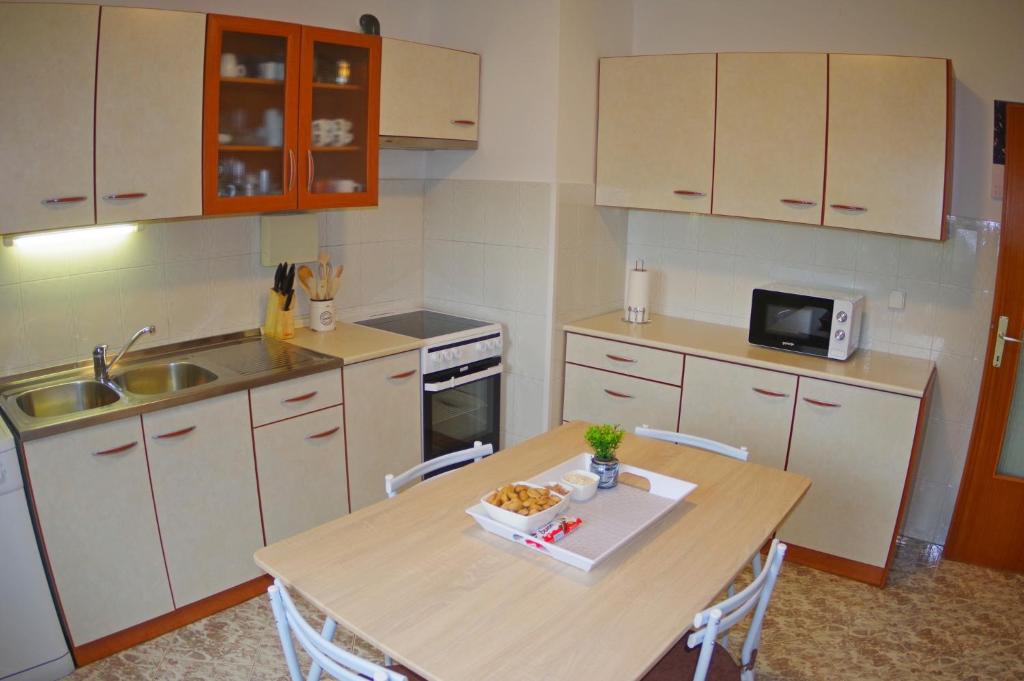 Kuchyňa alebo kuchynka v ubytovaní Apartment Jadranka, Sutivanac - Risi