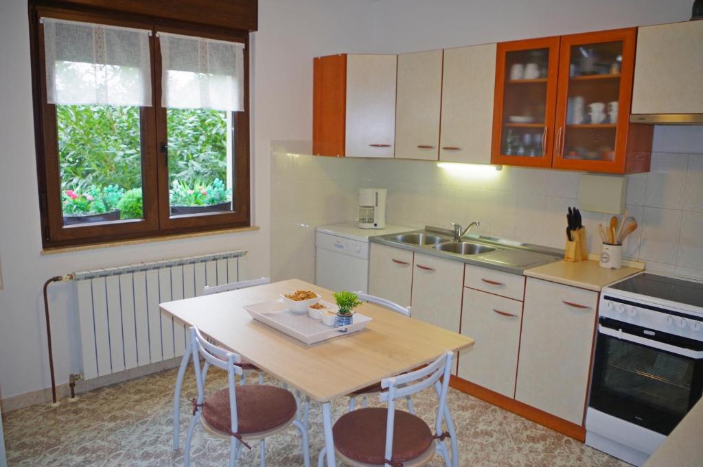 Kuchyňa alebo kuchynka v ubytovaní Apartment Jadranka, Sutivanac - Risi