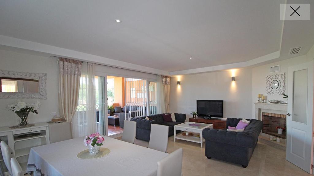TV a/nebo společenská místnost v ubytování Marbella Deluxe Rooms in Royal Cabopino Townhouse