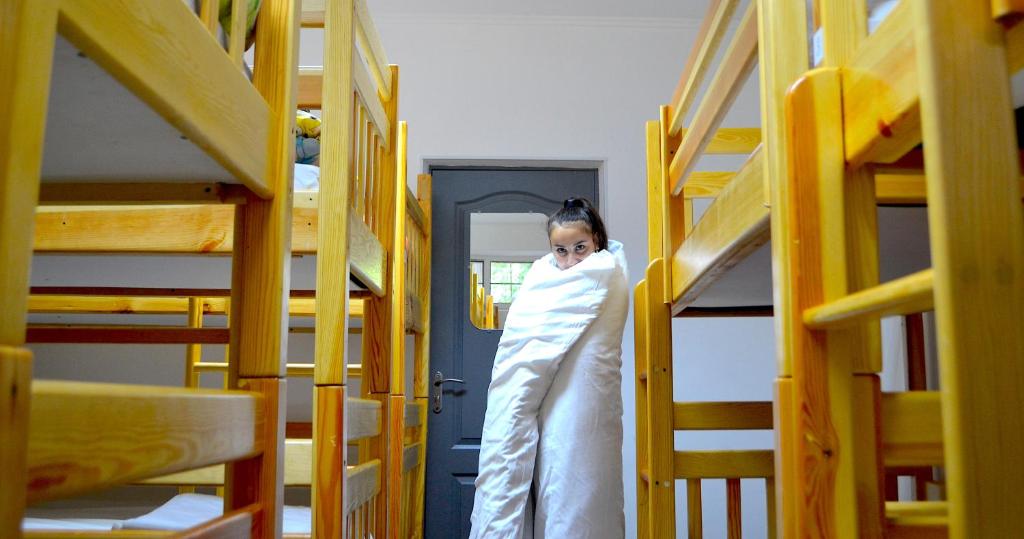 Palanda nebo palandy na pokoji v ubytování Hostel Light