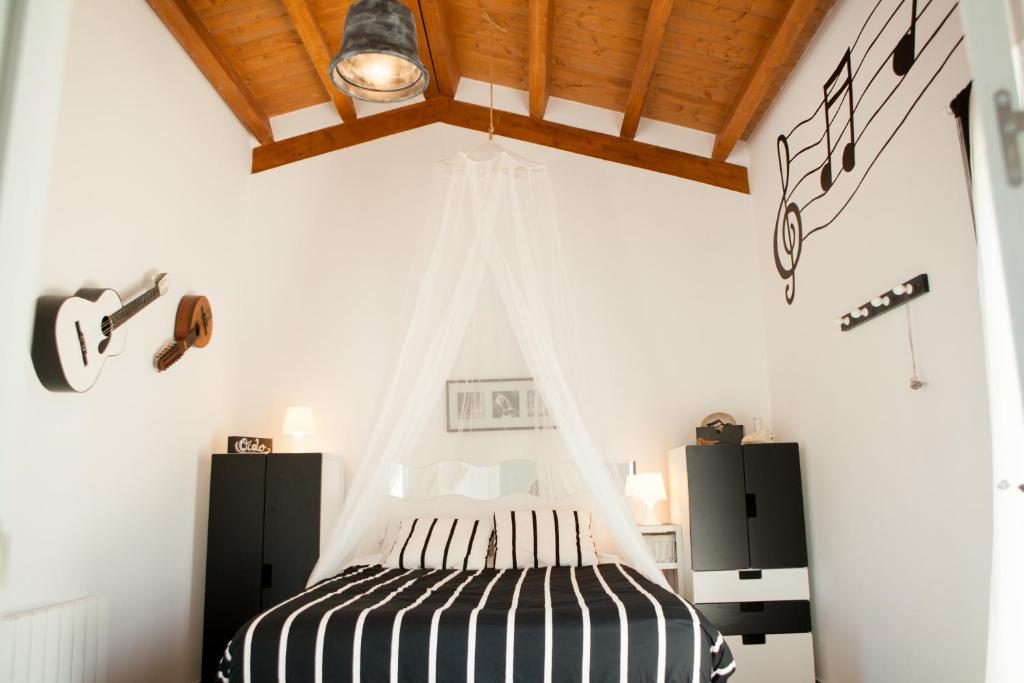 a bedroom with a black and white bed in a room at Casa Rural Txokoetxe in Mungia