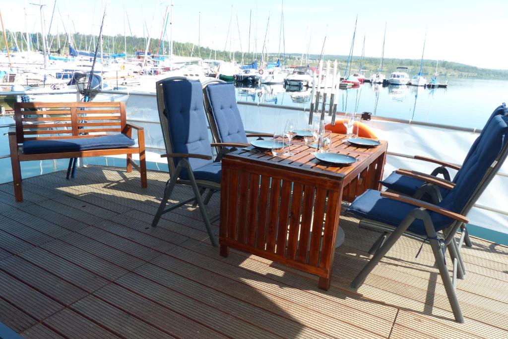Hausboote und Ferienhäuser Marina Mücheln - Casa De Vacaciones