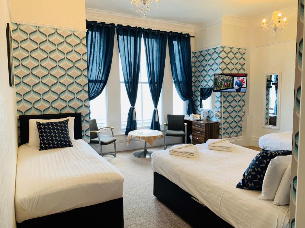 Four Oaks Hotel - 