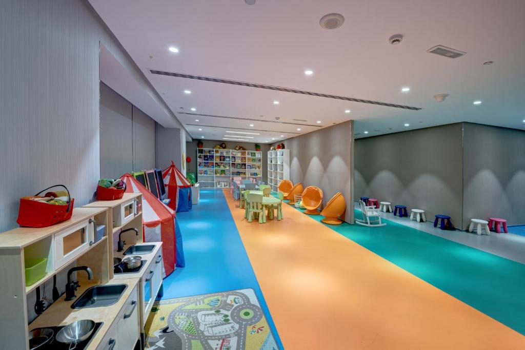 La alberca dentro o cerca de The Act Hotel Sharjah