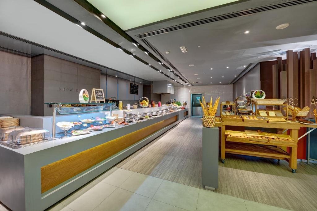 Un restaurante u otro lugar para comer en The Act Hotel Sharjah