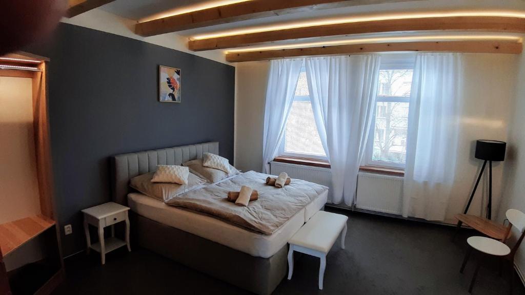Postel nebo postele na pokoji v ubytování Three Apartment