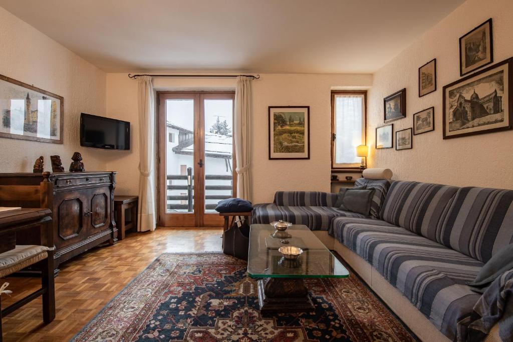 A seating area at Apartment Madonna di Campiglio ND