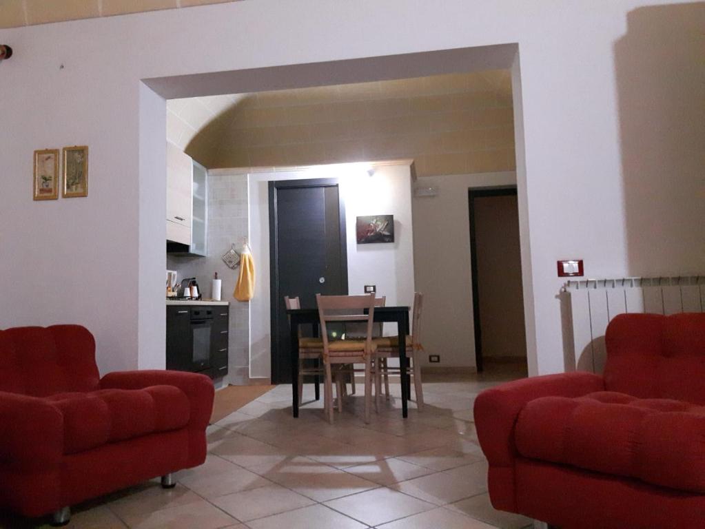uma cozinha e sala de jantar com mesa e cadeiras em Casa Libertà 32 em Marsala